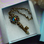 ドラゴンの瞳の鍵(ボス部屋の鍵?)レインボーeye　バッグチャーム 金古美