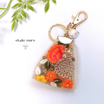 インド刺繍リボンのキーホルダー&バックチャーム オレンジフラワー（ゴールド/シルバー）オプションでイニシャルプレート