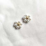 ホワイトパールとゴールドのお花一粒ピアス