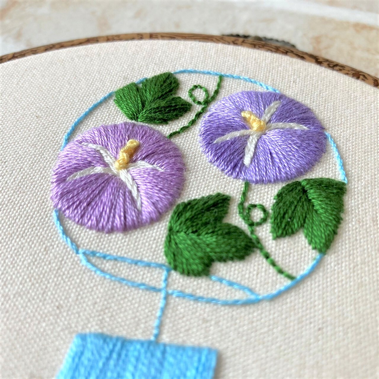 刺繍 壁飾り 青い花刺繍の壁飾り | iichi 日々の暮らしを心地よくする