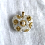 白林檎　クリスタル　ビーズ刺繍ブローチ