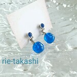 夏の海色ガラスが揺れるイヤリング 