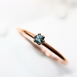 【14kgf】【ピンクゴールド】2ｍｍ石　ロンドンブルートパーズ　ストレート／アレルギー対応・ピンキーリング／つけっぱなしOK　華奢　指輪　重ね付け　ベビーリング　マイナス号OK