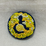 【送料無料】刺繍　くるみボタン　ブローチ　車椅子マーク