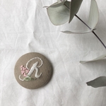 【イニシャル】淡ピンクのフラワー刺繍ブローチ　