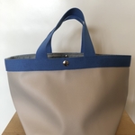 sarah-21様専用/フェイクレザーでつくったトートバッグ（グレージュ×スカイブルー）