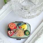 ハリネズミさんとフルーツのピルケース