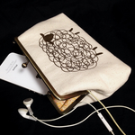 再販×7！イヤフォンホール付き！ひつじのがま口