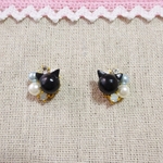 ブラックにゃんこwithパール　ピアス／イヤリングも可