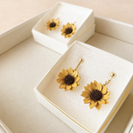 小さいひまわり(向日葵)ver.2 揺れる革花モチーフピアス.イヤリング＊Sサイズ＊アレルギー対応