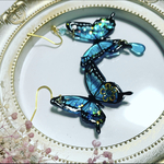 揺れるモルフォ蝶のピアス