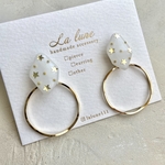 星♡2way♡大人可愛い小さな星のホワイトペンタゴン×ゴールドくねくねフープのピアス（ アレルギー対応 樹脂ピアスイヤリング ）