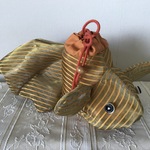 水風船みたいな、透ける素材の金魚の巾着〈金いろ〉