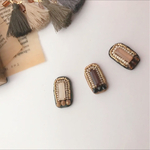 フェイクレザー×スレンダー刺繍ピアス［イヤリング］