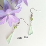 ペリドットと三角ピアス／イヤリング