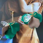 RUKIRIRIA #558 グリーン×ベージュ花びらピアス  大ぶりピアス 大ぶりイヤリング 