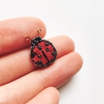てんとう虫の立体刺繍イヤーカフ（片耳）