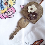 牛革でお花🌼のついた小さなキー🔑カバー