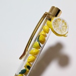 ミニチュアレモンのチャーム付きボールペン