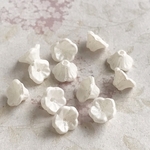 【7x5㍉ 50個】ベルフラワー＊cream white＊チェコビーズ＊アイボリー＊白＊ホワイト＊すずらん＊花＊雪＊パールホワイト
