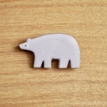 陶のシロクマのブローチ