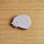 陶のハリネズミのブローチ