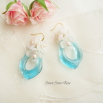 お花とゆがみドロップフープ　～ブルー～　イヤリング/ピアス/花/フラワー/ドロップ/しずく/クリア/透明感/フープ/夏
