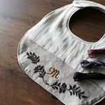 【出産祝いにもおすすめ】イニシャル入りのお洒落な刺繍スタイ