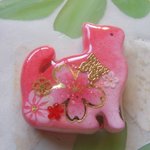 ◇605　紅梅　🌸子猫のブローチ🐈