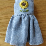 マドレーヌちゃん　ひまわり刺繍のワンピース