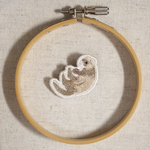 フェレットの手刺繍ブローチ