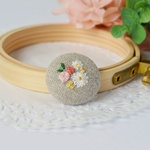 花刺繍ブローチ　くるみぼたん
