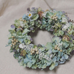 紫陽花と白い小花のリース