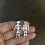 白いミニチュアドール（フローズンシャーロット風の人形）