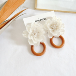 𓐍大ぶりフラワー×ウッドリング𓐍ピアス/イヤリング   　大ぶり　ナチュラル　北欧　春夏　サーフ　淡色