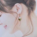 14kgf＊ホワイトシェルフラワーと繊細なリーフの可憐なピアス＊イヤリングに変更可能＊