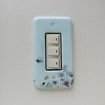スイッチカバー　角型３つ口用（ハチとお花畑　空色）