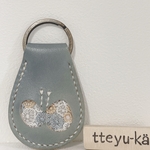 ミナペルホネンskyful light gray × 本革ちょうちょキーホルダー