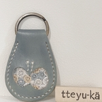 ミナペルホネンskyful light gray × 本革ちょうちょキーホルダー