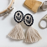 linen tassel earring（黒・チューリップ）