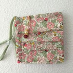 再2販⭐チャーム付き プリーツマスク   花柄×いちご　ピンク（マスクチャーム付き　ノーズワイヤー、フィルターポケット付きマスク　不織布マスクカバーにも）