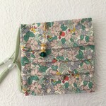 再2販⭐チャーム付き プリーツマスク   花柄×いちご　ミント（マスクチャーム付き　ノーズワイヤー、フィルターポケット付きマスク　不織布マスクカバーにも）