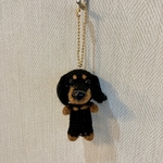 編みぐるみ犬キーホルダー:ミニチュアダックス(ブラックタン)