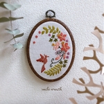 【ハイビスカスの刺繍フレーム　オレンジ】お誕生日プレゼントや大切な方への贈り物に。おうち時間を優しく彩る刺繍インテリア。
