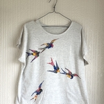 【送料無料】レディースTシャツ/手染め紅型の古典ツバメ柄のTシャツ/オートミール