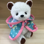 ハンドメイド　梅雨時期☔️もハッピーに❣️レインコートを着たテディベア風クマぬいぐるみ🧸