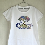 【送料無料】手染め紅型のマングローブ とナンヨウショウビン、オヤビッチャのレディースTシャツ/ホワイト