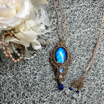 にじいろ様専用作品【SALE!】大粒ブルーラブラドライト×ブルームーンストーン×ラピスラズリのマクラメネックレス