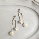 イヤリング/ピアス ベージュマーブルビーズとコットンパールのUバー ピアス/ノンホールピアス/イヤリング