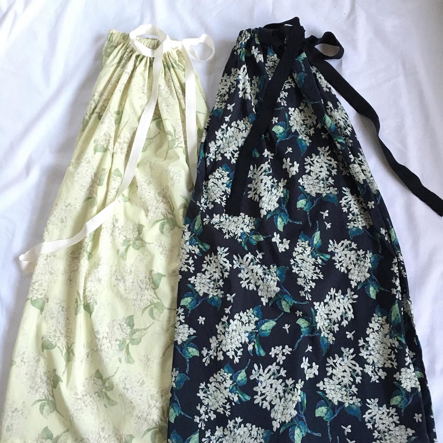 再販です✴︎素敵リボンスカート　膝丈✴︎リバティ　スモールスザンナ　リボン取り外し可 再販です✴︎素敵リボンスカート 膝丈✴︎リバティ スモール